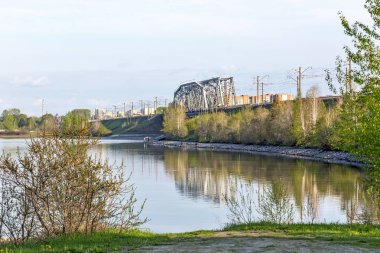 Demiryolu Köprüsü nehir Berd aracılığıyla. Berdsk, Sibirya, Rusya Federasyonu