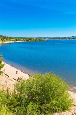 Ob ve Berd, Berdsk, izdiham Novosibirsk Oblastı, Sibirya, Rusya Federasyonu - 4 Haziran 2017: sahilde turistler Nehri üzerinde