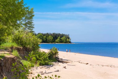 Ob ve Berd, Berdsk, izdiham Novosibirsk Oblastı, Sibirya, Rusya Federasyonu - 4 Haziran 2017: sahilde turistler Nehri üzerinde