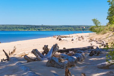 Ob ve Berd, Berdsk, izdiham Novosibirsk Oblastı, Sibirya, Rusya Federasyonu - 4 Haziran 2017: sahilde turistler Nehri üzerinde