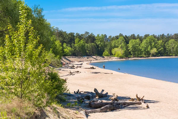 Ob ve Berd, Berdsk, izdiham Novosibirsk Oblastı, Sibirya, Rusya Federasyonu - 4 Haziran 2017: sahilde turistler Nehri üzerinde
