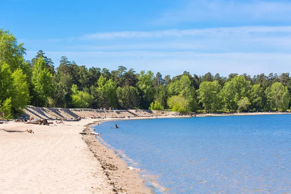 Ob ve Berd, Berdsk, izdiham Novosibirsk Oblastı, Sibirya, Rusya Federasyonu - 4 Haziran 2017: sahilde turistler Nehri üzerinde