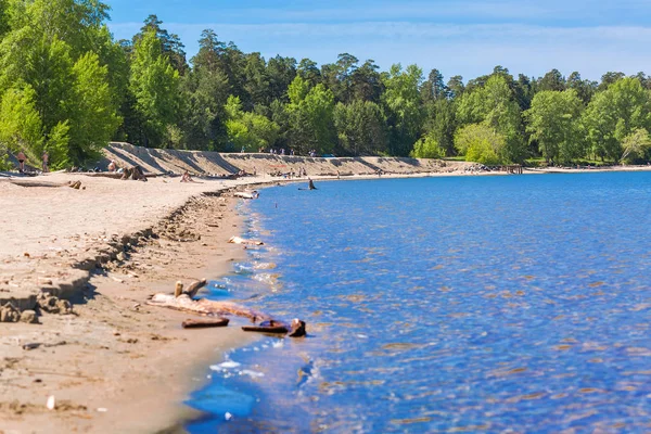 Ob ve Berd, Berdsk, izdiham Novosibirsk Oblastı, Sibirya, Rusya Federasyonu - 4 Haziran 2017: sahilde turistler Nehri üzerinde
