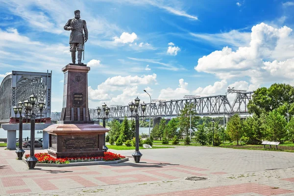 O monumento ao Imperador russo Alexandre III no dique do rio Ob — Fotografia de Stock