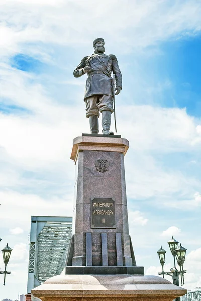 Monumentet till ryska kejsaren Alexander Iii på banvallen av floden Ob — Stockfoto