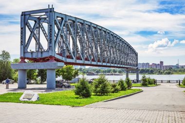 İlk demiryolu Köprüsü İnşaatı Ob Nehri üzerinde yayılan 