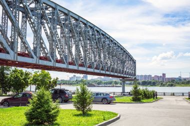 İlk demiryolu Köprüsü İnşaatı Ob Nehri üzerinde yayılan 