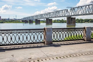 Trans-Sibirya Demiryolu ve Ob (üzerinde eski sitenin ana hat, ana hat kesişme yeni demiryolu Köprüsü )
