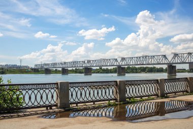 Novosibirsk, Sibirya, Rusya - 17 Temmuz 2017: Demiryolu köprüsünde Trans-Sibirya Demiryolu ve Ob (eski sitede) ana hat kesişimi. Limanda görünümünü