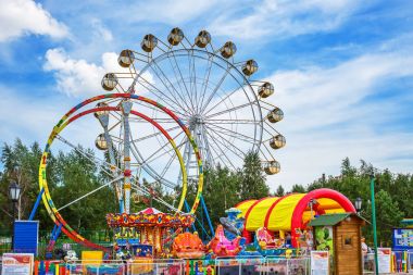 Görünüm amusem Park ve dönme dolap Ob nehirde set of