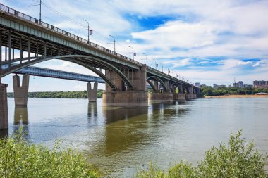 Novosibirsk, Sibirya, Rusya - 17 Temmuz 2017: Ekim (eski-Utilities) Ob Nehri üzerinde köprü.