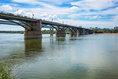 Ekim (eski-Utilities) köprü Ob Nehri. Novosibirsk