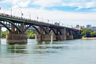 Ekim (eski-Utilities) köprü Ob Nehri. Novosibirsk