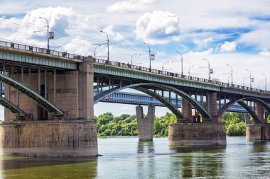 Novosibirsk, Sibirya, Rusya - 17 Temmuz 2017: Ekim (eski-Utilities) Ob Nehri üzerinde köprü.