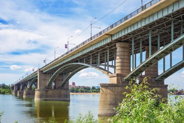 Novosibirsk, Sibirya, Rusya - 17 Temmuz 2017: Ekim (eski-Utilities) Ob Nehri üzerinde köprü.