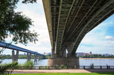 Kapalı metro Köprüsü ve Ekim Ob Nehri üzerinde köprü. Novosibirsk