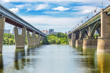 Kapalı metro Köprüsü ve Ekim Ob Nehri üzerinde köprü. Novosibirsk, Sibirya