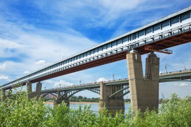 Kapalı metro Köprüsü ve Ekim Ob Nehri üzerinde köprü. Novosibirsk, Sibirya