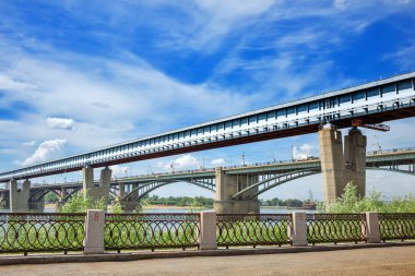Kapalı metro Köprüsü ve Ekim Ob Nehri üzerinde köprü. Novosibirsk, Sibirya