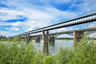 Novosibirsk, Sibirya, Rusya - 17 Temmuz 2017: kapalı köprü ve Ob nehrin Ekim Köprüsü (eski belediye)