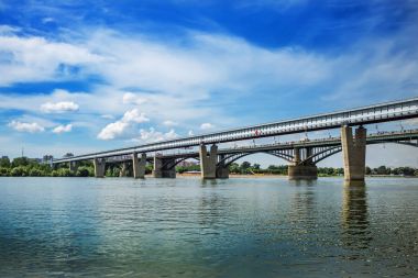 Kapalı metro Köprüsü ve Ekim Ob Nehri üzerinde köprü. Novosibirsk, Sibirya