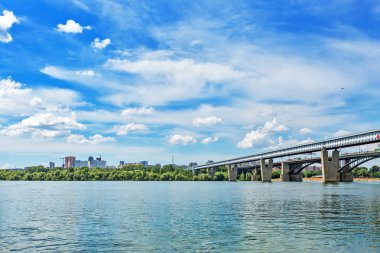 Kapalı metro Köprüsü ve Ekim Ob Nehri üzerinde köprü. Novosibirsk, Sibirya