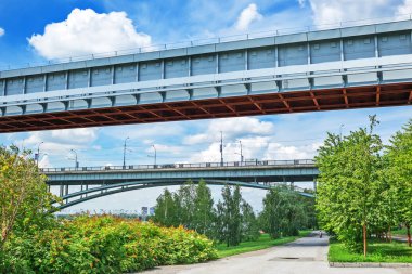 Kapalı metro Köprüsü ve Ekim Ob Nehri üzerinde köprü. Novosibirsk, Sibirya
