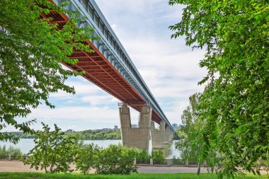 Novosibirsk, Sibirya, Rusya - 17 Temmuz 2017: kapalı metro Köprüsü Ob Nehri