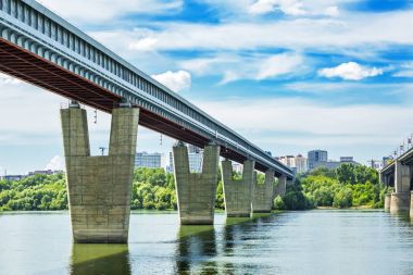 Ob Nehri dünyanın en uzun kapalı Köprüsü. Novosibirsk