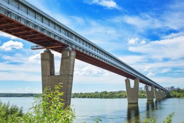 Ob Nehri dünyanın en uzun kapalı Köprüsü. Novosibirsk