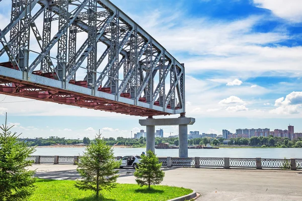 İlk demiryolu Köprüsü İnşaatı Ob Nehri üzerinde yayılan 