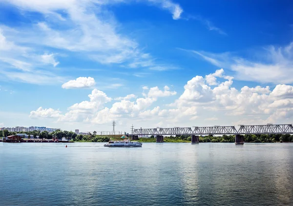 Kesişme noktası olan Trans-Sibirya Demiryolu ve Ob ana hat tren Köprüsü