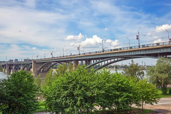 Río Novosibirsk Siberia Rusia Julio 2017 Octubre Utilidades Puente Mikhailovskaya —  Fotos de Stock