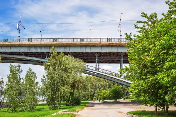Río Novosibirsk Siberia Rusia Julio 2017 Octubre Utilidades Puente Terraplén —  Fotos de Stock