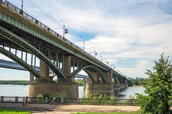 Rio Novosibirsk Sibéria Rússia Julho 2017 Outubro Utilitários Ponte Michaylovskaya — Fotografia de Stock
