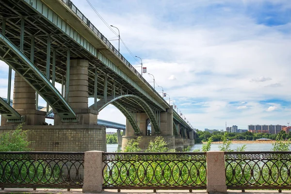 Rio Novosibirsk Sibéria Rússia Julho 2017 Outubro Utilitários Ponte Michaylovskaya — Fotografia de Stock