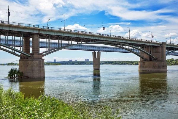 Ekim (eski-Utilities) köprü Ob Nehri. Novosibirsk