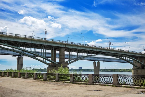 Ponte de metro interior e ponte de Outubro sobre o rio Ob. Novosibirsk — Fotografia de Stock
