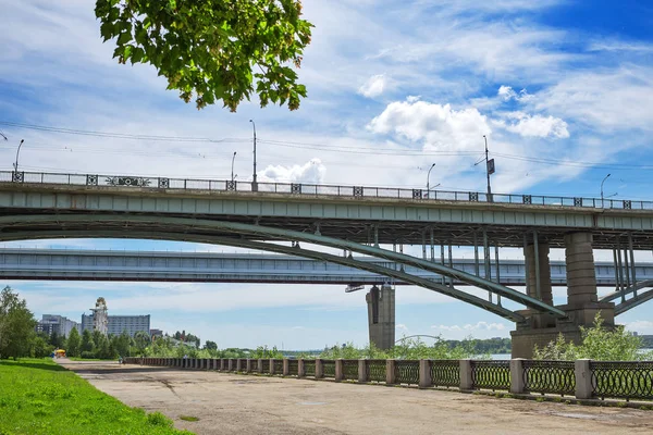 Kapalı metro Köprüsü ve Ekim Ob Nehri üzerinde köprü. Novosibirsk