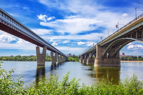 Kapalı metro Köprüsü ve Ekim Ob Nehri üzerinde köprü. Novosibirsk