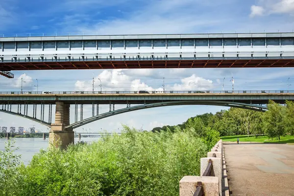 Kapalı metro Köprüsü ve Ekim Ob Nehri üzerinde köprü. Novosibirsk, Sibirya