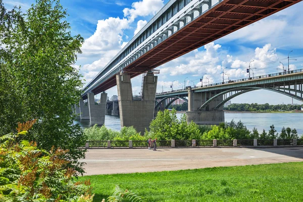 Kapalı metro Köprüsü ve Ekim Ob Nehri üzerinde köprü. Novosibirsk, Sibirya