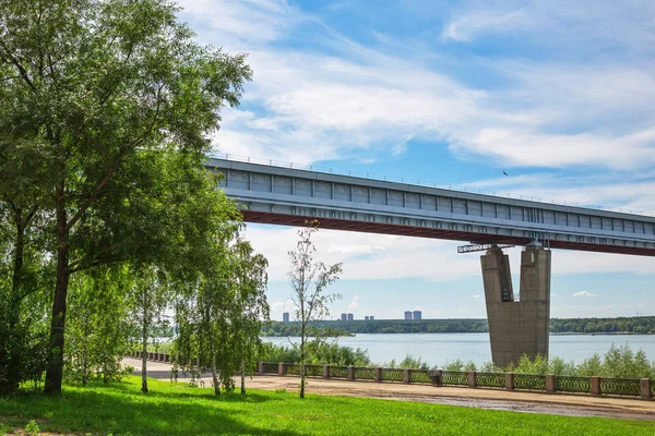 Novosibirsk, Sibirya, Rusya - 17 Temmuz 2017: kapalı metro Köprüsü Ob Nehri