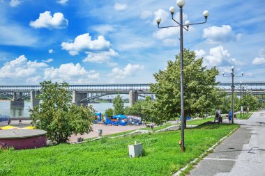 Novosibirsk, Sibirya, Rusya - 17 Temmuz 2017, bir sauna ve bir kapalı yüzme metro Köprüsü Ob Nehri