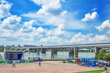 Waterfront sayısı ve kapalı bir metro Ob Nehri üzerinde köprü