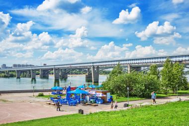 Waterfront sayısı ve kapalı bir metro Ob Nehri üzerinde köprü