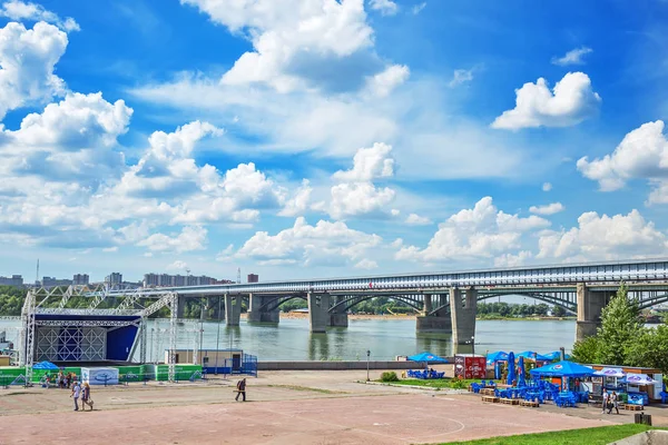 Waterfront sayısı ve kapalı bir metro Ob Nehri üzerinde köprü