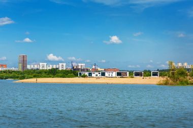 Nehir Ob ve Bugrinskij plaj bakan. Novosibirsk