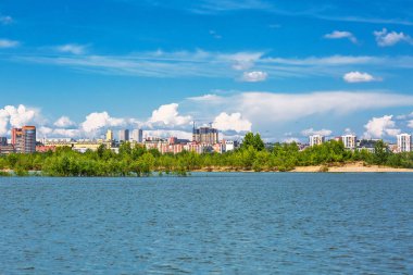 Nehir Ob ve Novosibirsk yan Bugrinskij plaj bakan