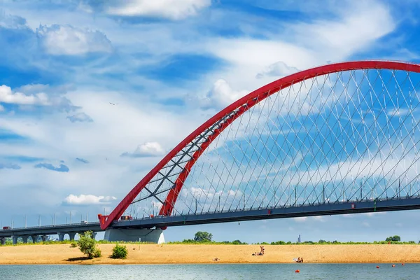 Nehrin Ob, Bugrinskij köprü ve plaja bakan. Novosibirsk